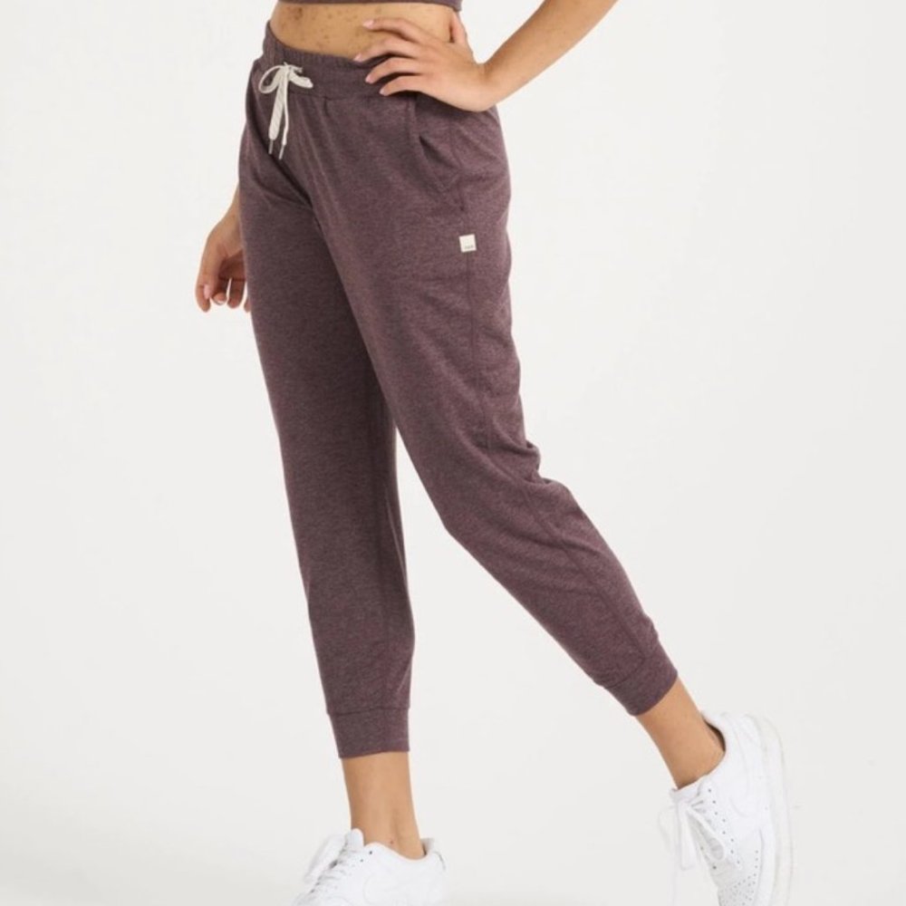 Vuori Women's Track Joggers in Heather Plum